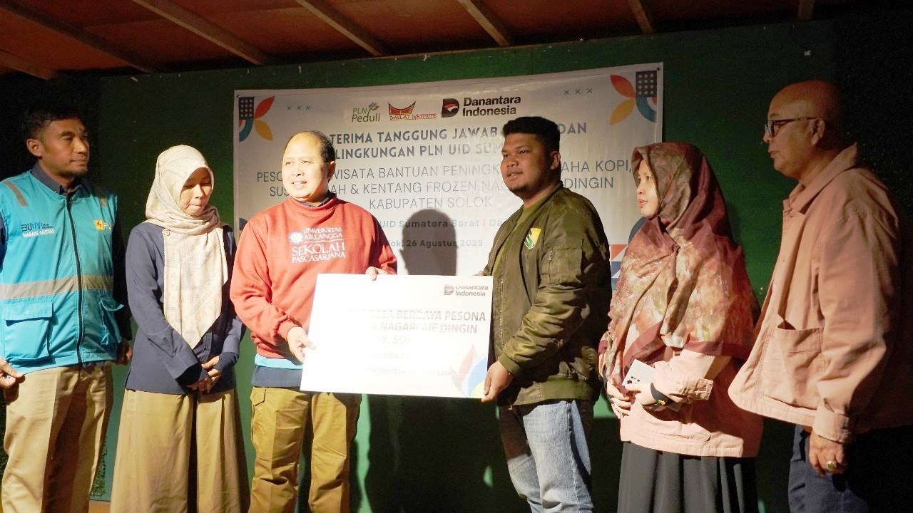 PLN menyerahkan Bantuan Program Desa Berdaya Pesona Ekowisata untuk Nagari Aie Dingin, Kabupaten Solok